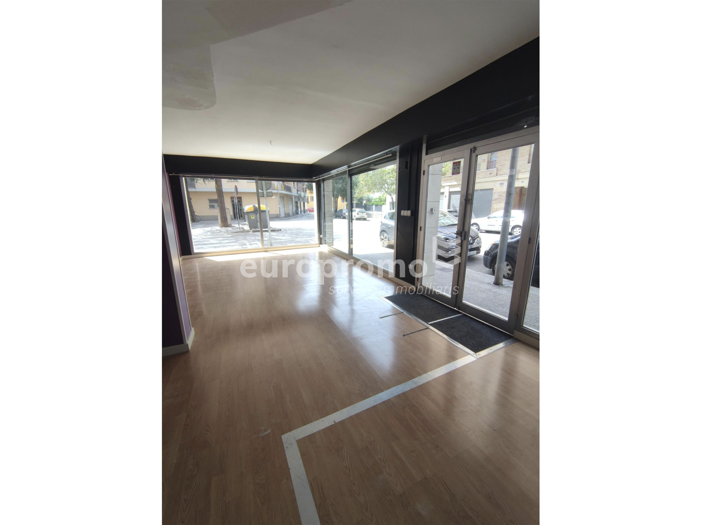 Local esquinero de 76m2 con 14 metros lineales de fachada situado en la zona  en Santa Eugènia